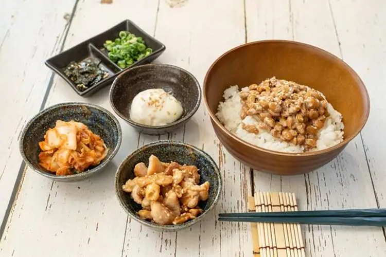 【ピリ辛】スタミナ鶏キムチ納豆かけご飯【spicy】stamina chicken kimchi natoo over rice